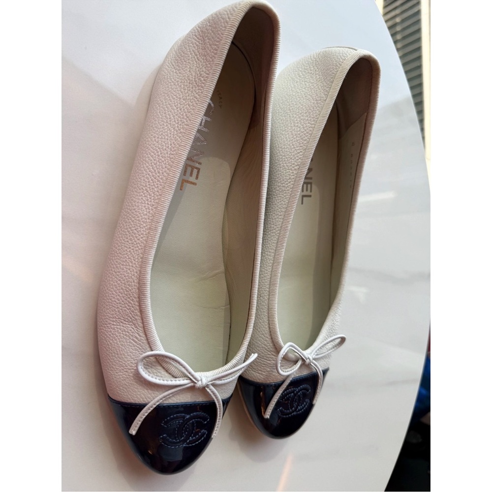 CHANEL Two-Tone White and Black Flats - Picture 5 of 11